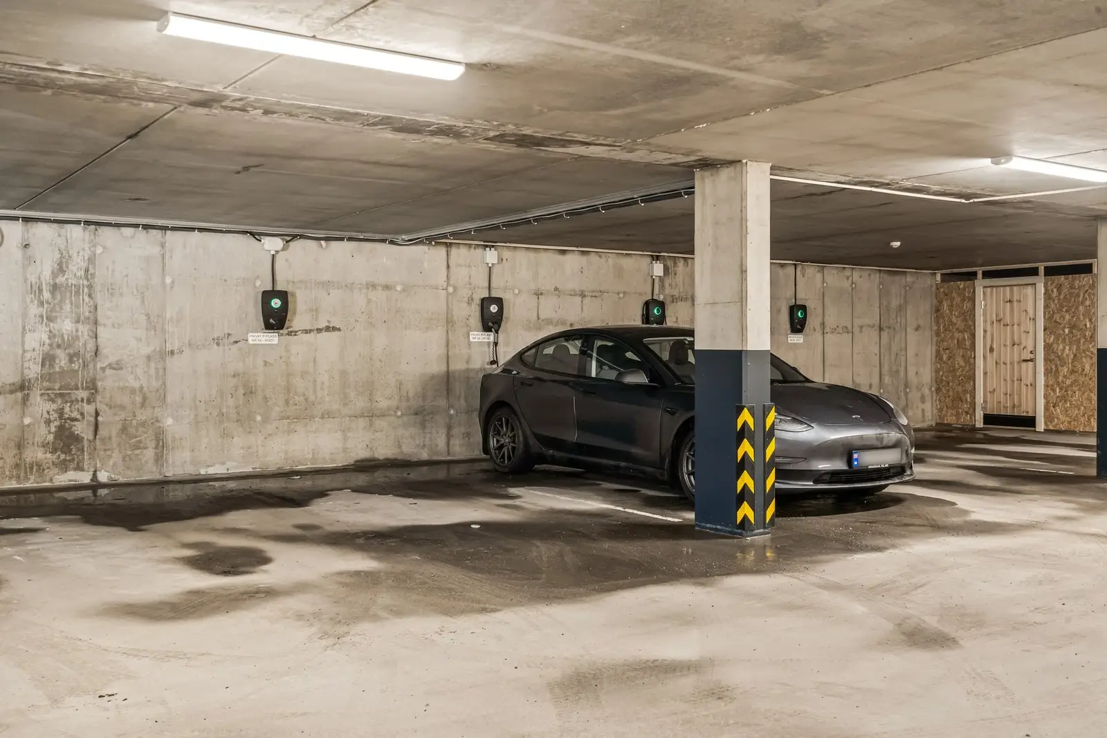 Det medfølger egen garasjeplass i parkeringskjeller