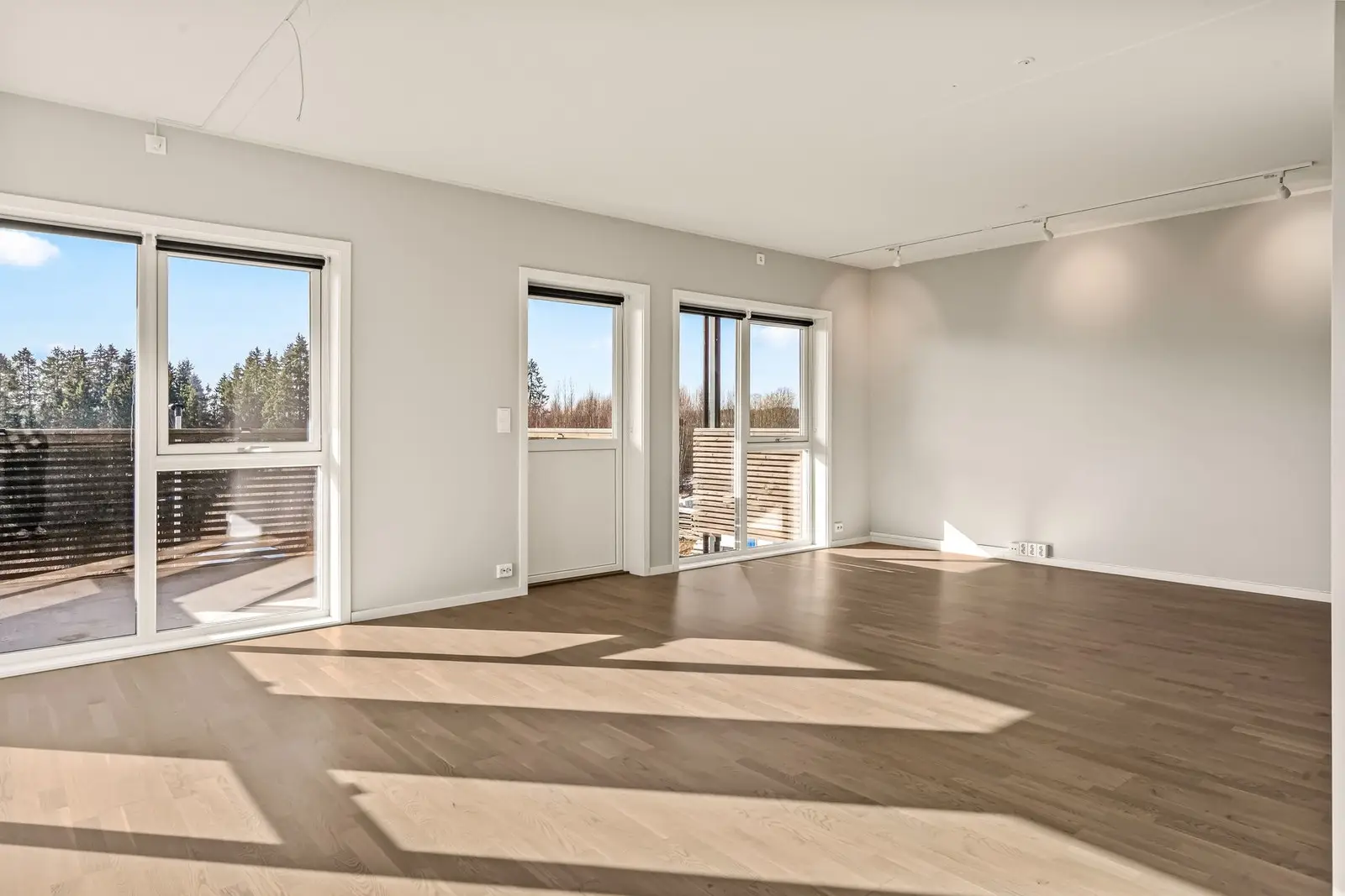 I stuen har man god plass for tv-krok, lounge og spiseplass