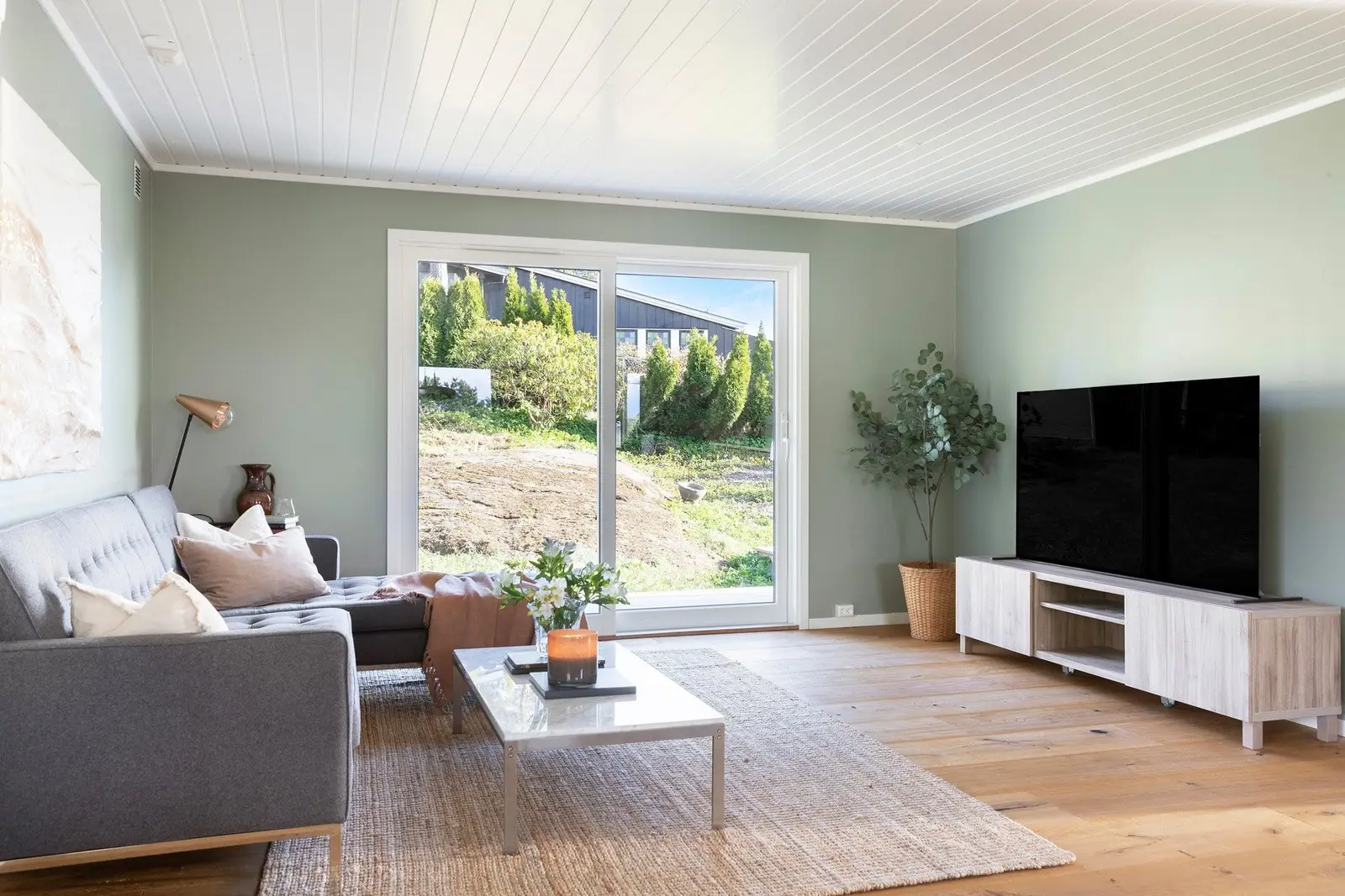 Stue med utgang til solrik terrasse og hage