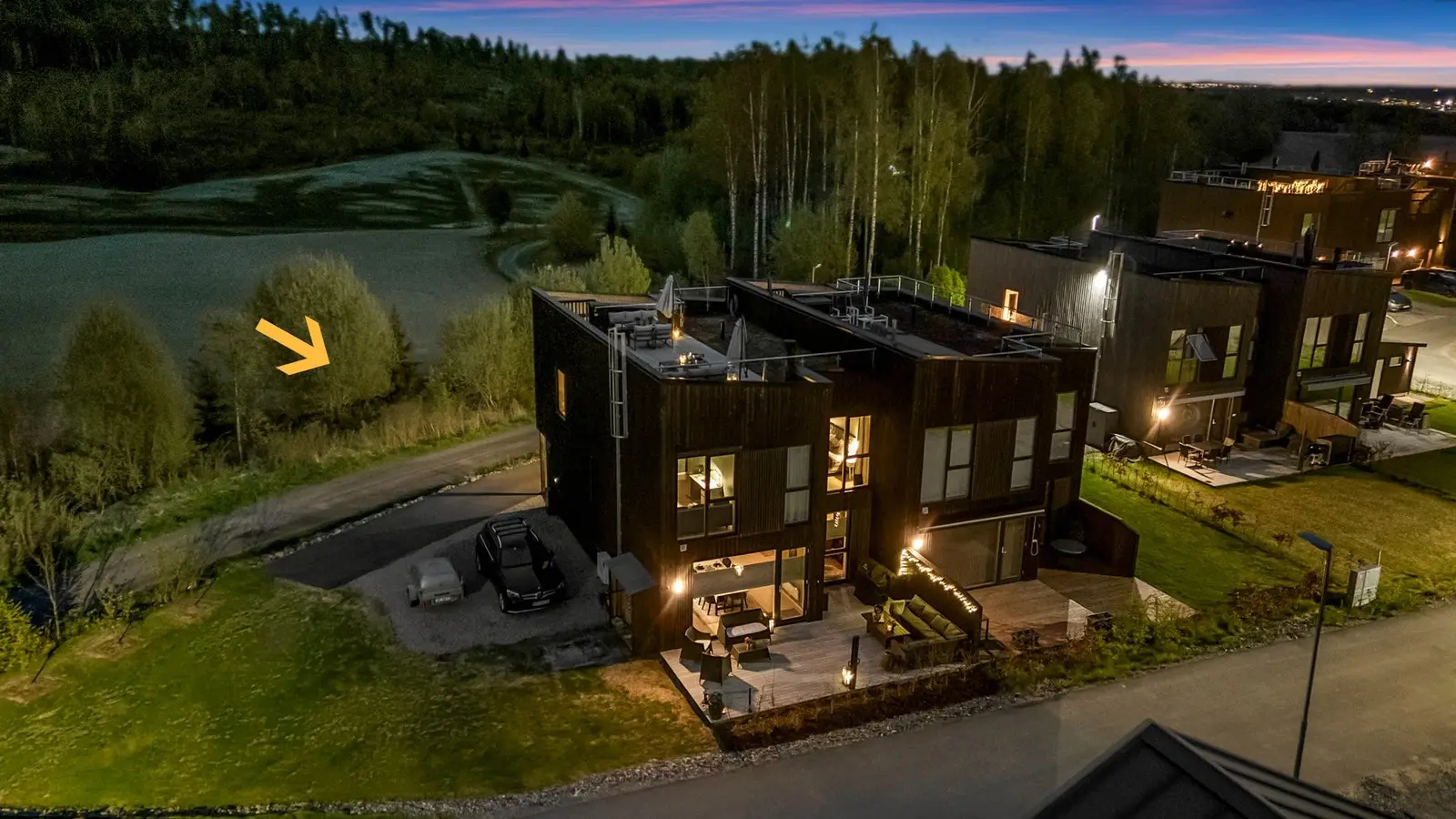 Boligen har romslig og stor hage med plen som tilleggsareal, usjenert endebeliggenhet og en flott takterrasse med nydelig utsikt.