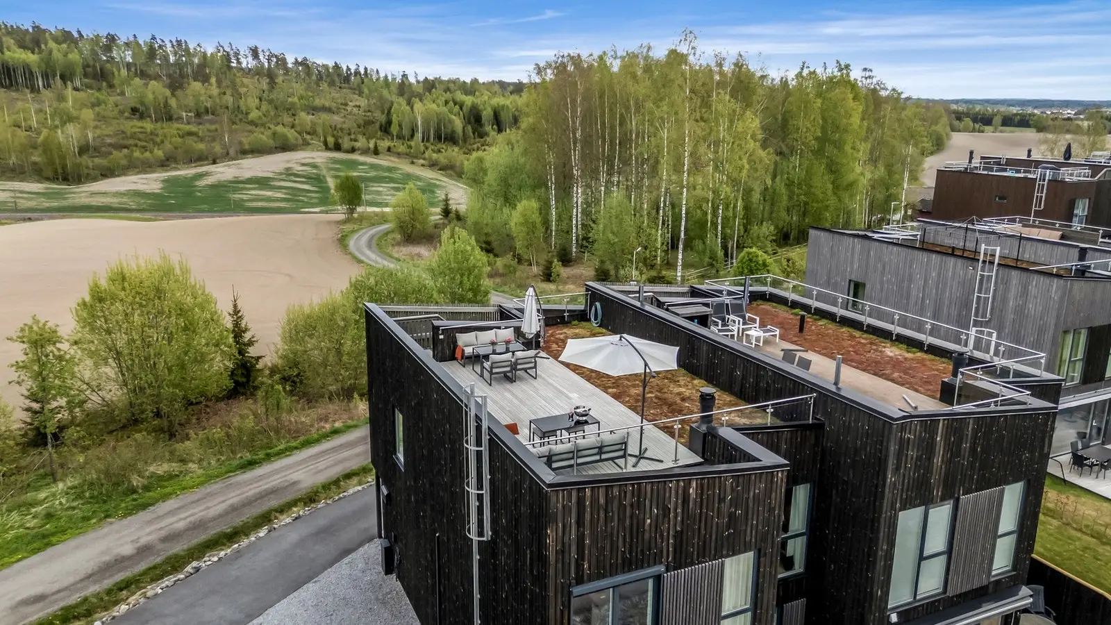 Sommerdagene kan nytes i fulle drag på egen takterrasse på ca. 35 kvm, med glassrekkverk på endene.