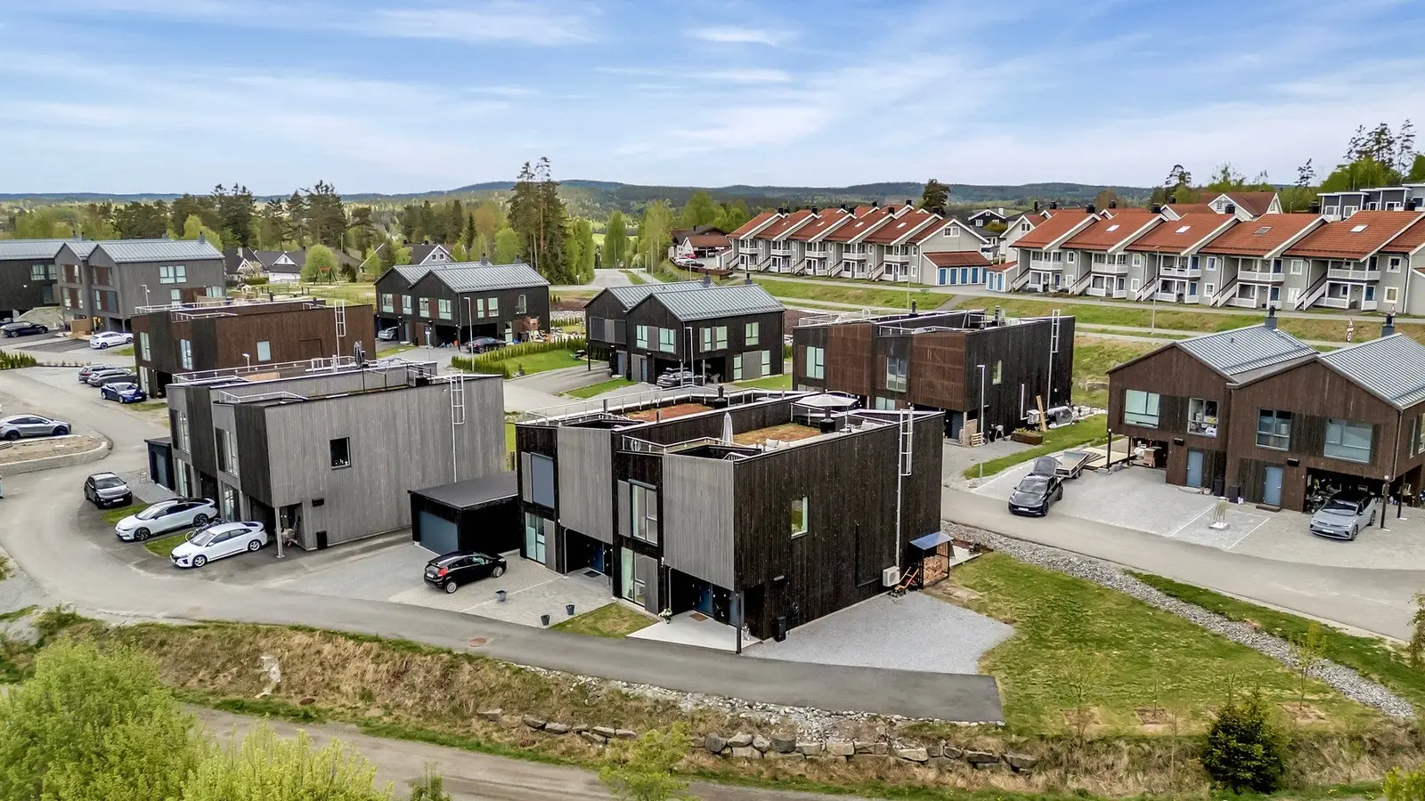 Området er fredelig og idyllisk, men i kort avstand fra tog som kun bruker 33 min inn til Oslo.