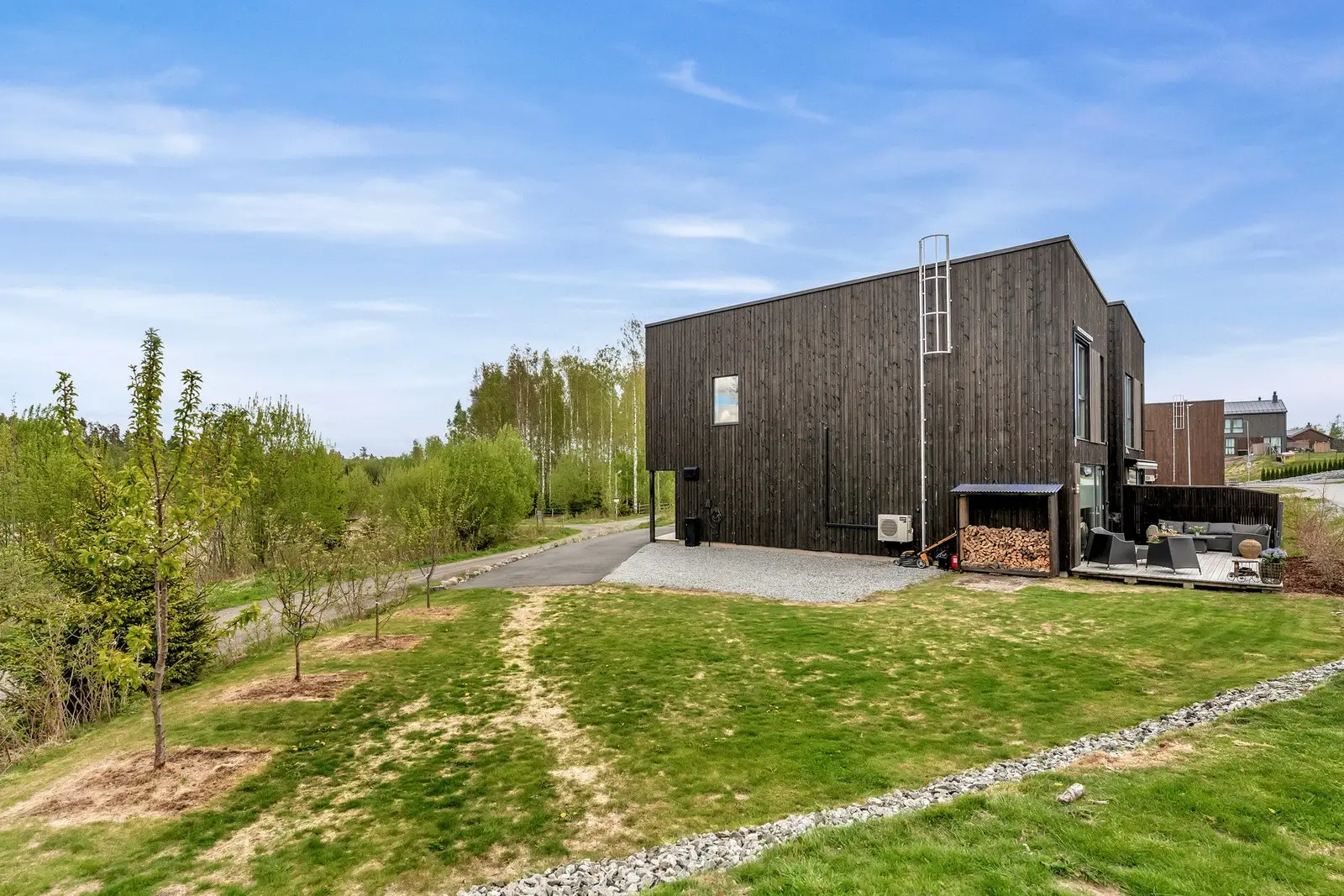 Stort og flott hageareal tilhørende boligen. Usjenert hage på enden av feltet hvor barna kan leke. Gode arealer for grønnsaker, beplantning 