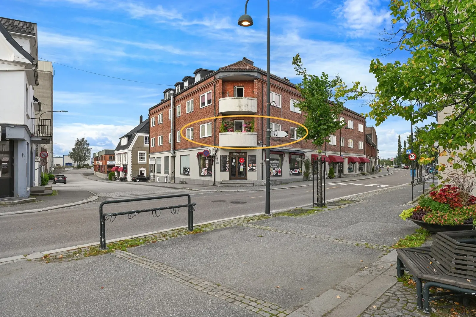 Velkommen til Triangelgården og denne romslige hjørneleiligheten!