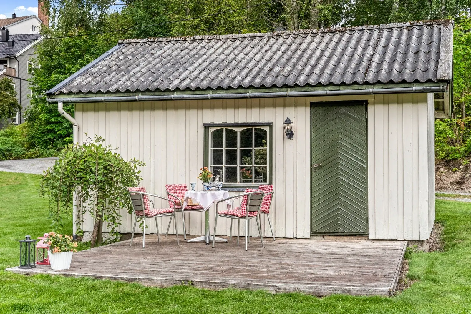 Tømmerveien 11 er i dag et anneks med mange muligheter. Dette har tidligere vært et bryggerhus