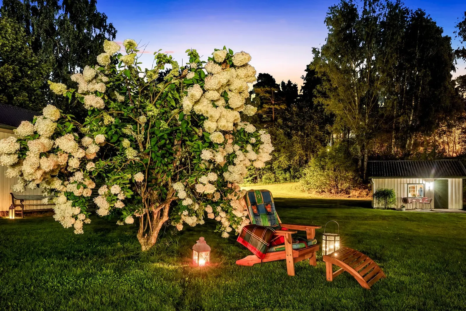 Flott beplantning og flere gode soner på tomten
