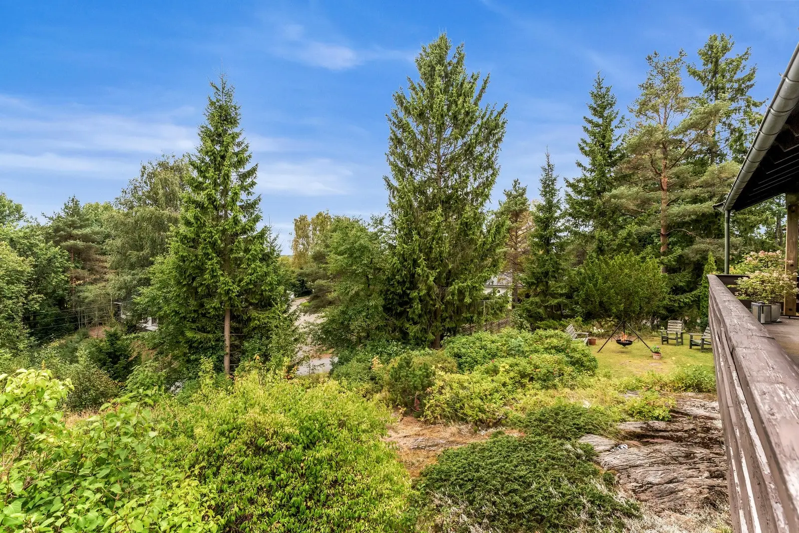 Boligen ligger flott til på enden av rekken med naturtomt rundt seg