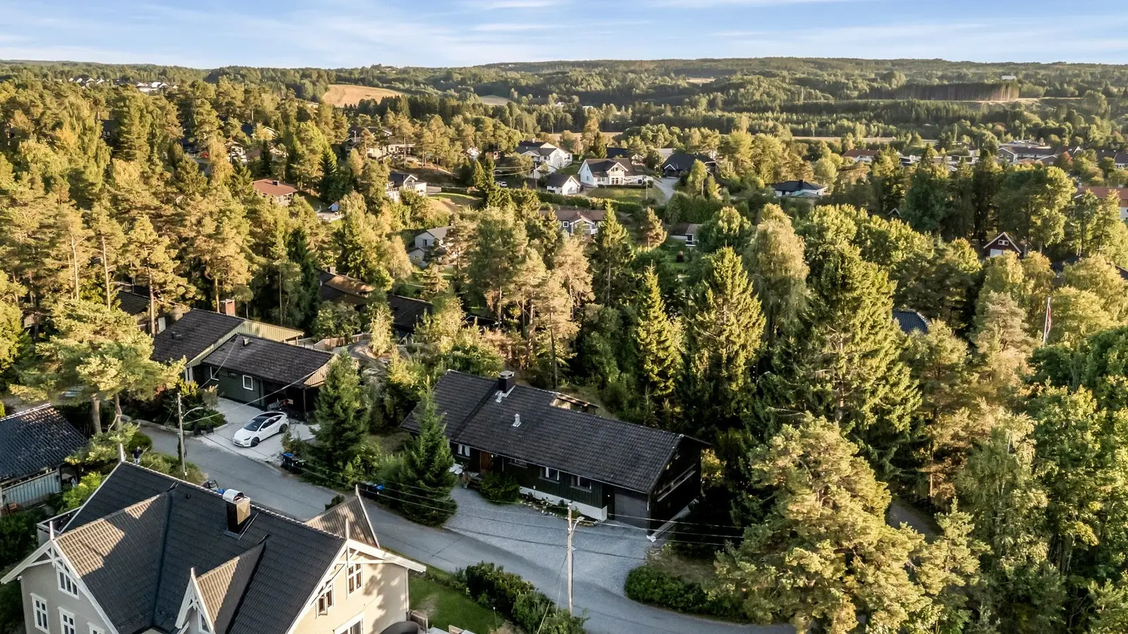 Boligen ligger fint til omkranset av grøntareal og med gangavstand til sentrum
