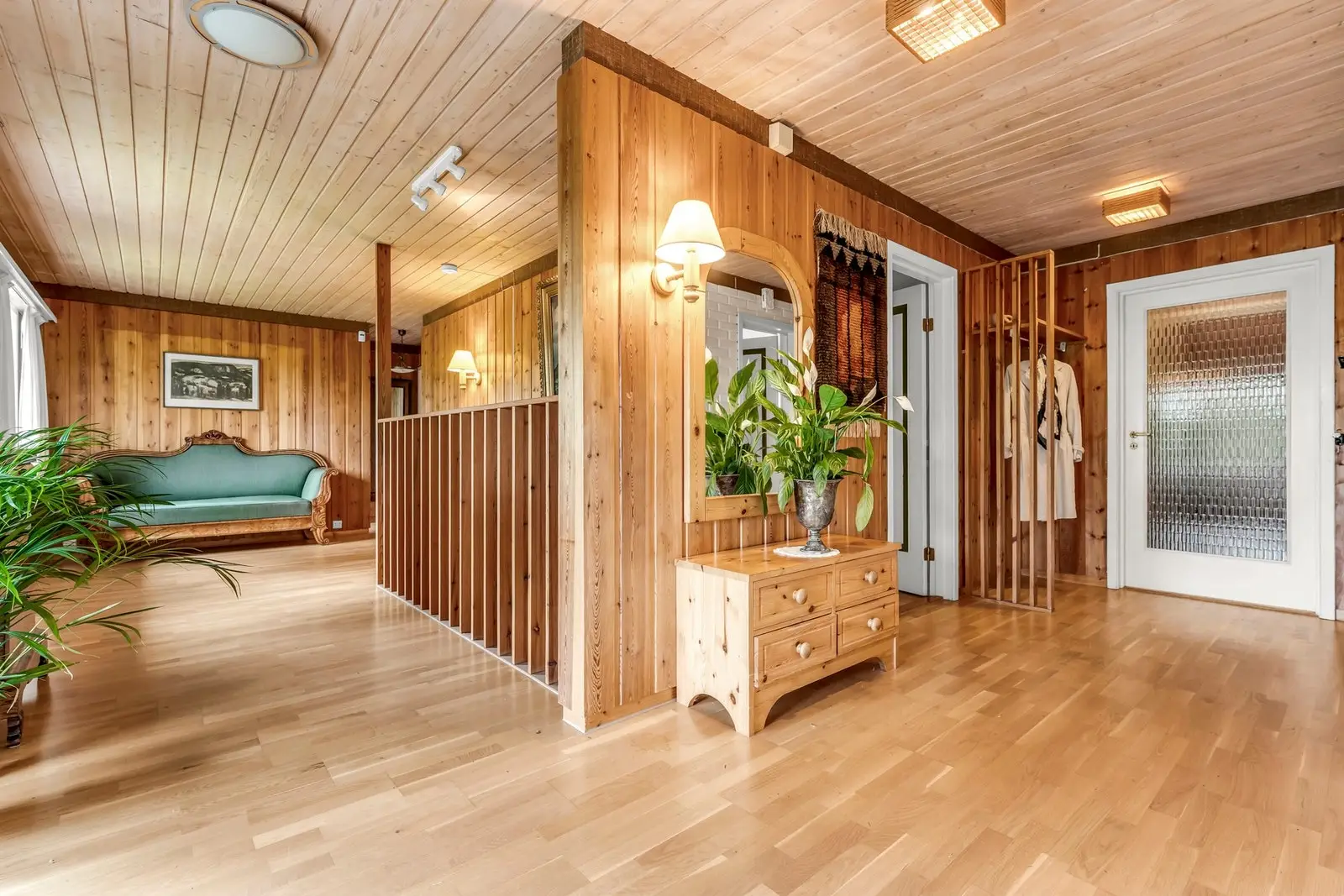 Stort og romslig allrom med rikelig plass for oppheng av yttertøye og med plass for ekstra sofakrok. Her har man utgang til terrassen.