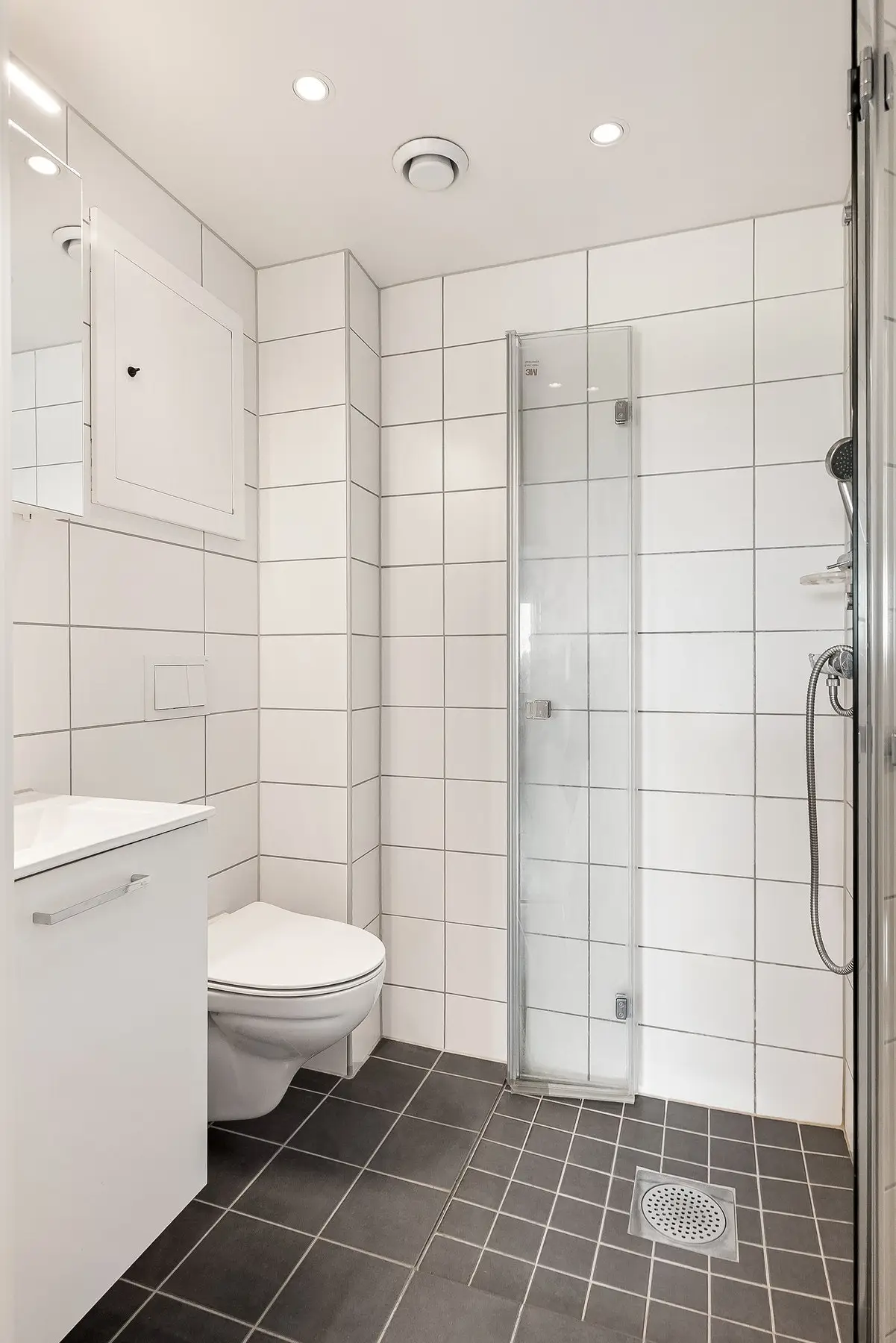 Pent og moderne baderom som ble pusset opp i regi av borettslaget i 202|. Plass for egen vaskemaskin