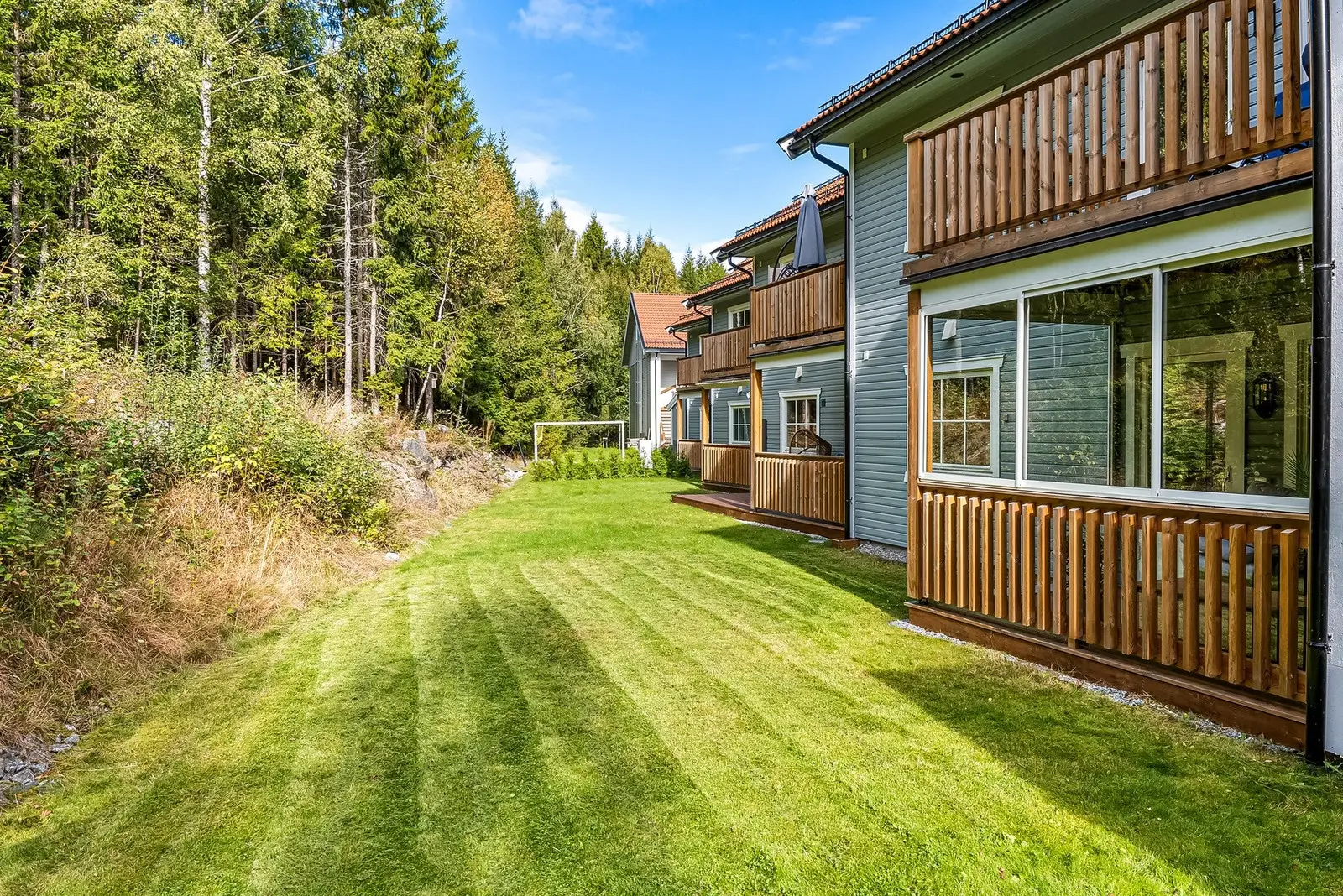 Oversiktsbilde av den skjermede og flotte hagen