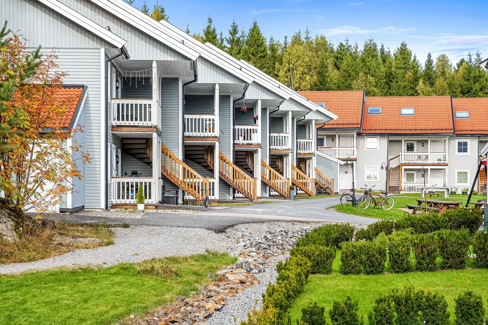 Pent opparbeidet fellesareal i grønne omgivelser