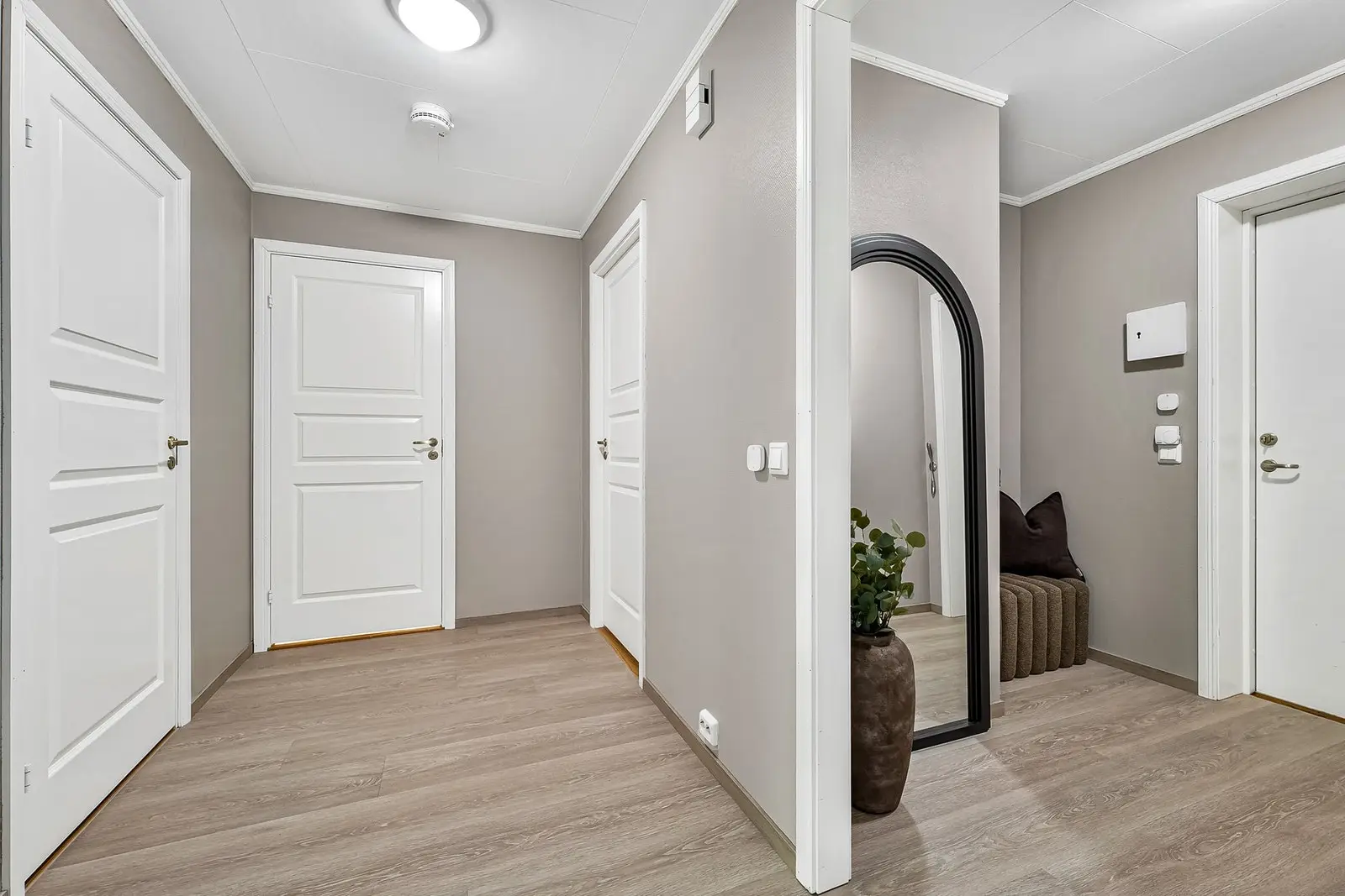 Romslig hall med tilgang til innvendig bod.