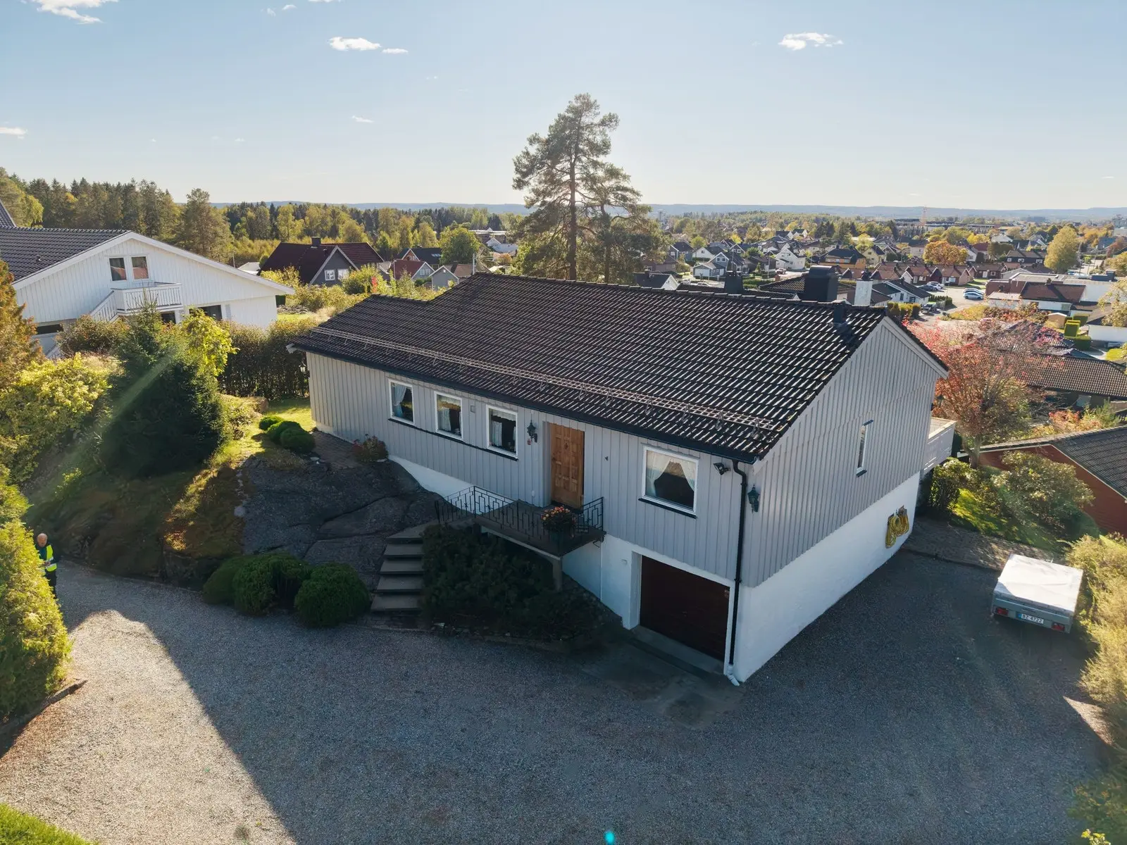 Eiendommen har en romslig gårdsplass med plass til flere biler.