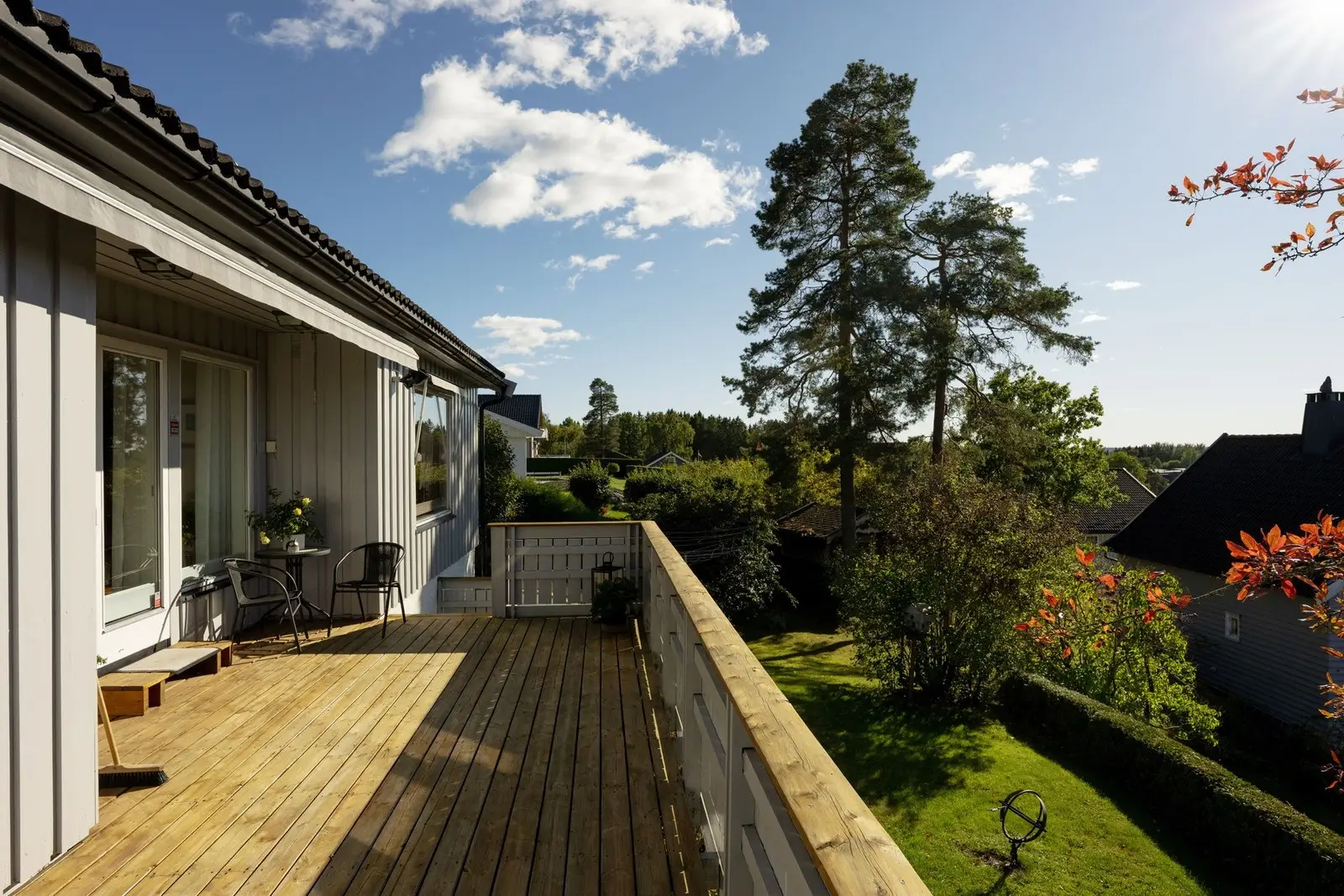Høyt og frittliggende, solrik terrasse.