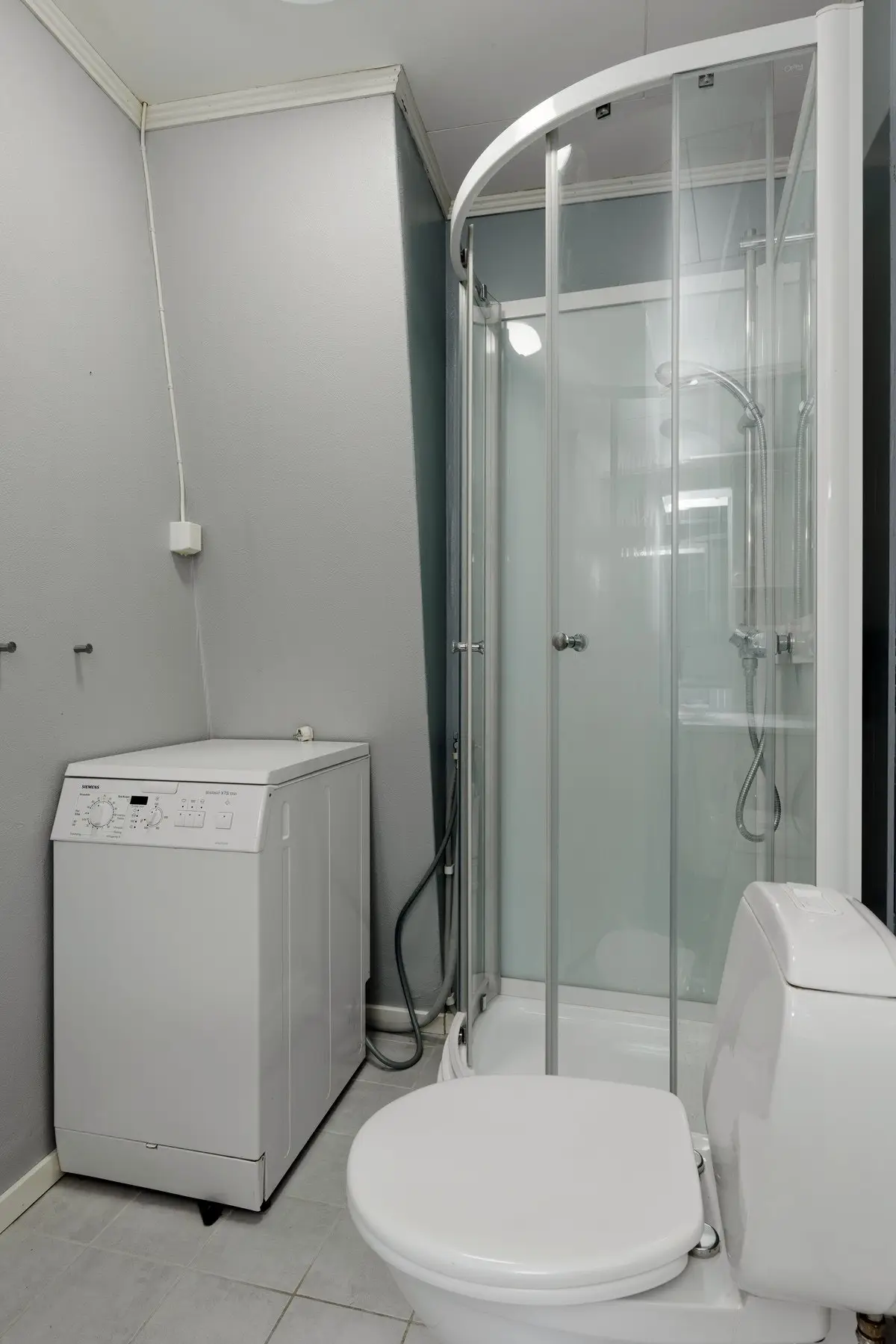 Leilighet i 2.etg.: Bad med dusjkabinett, vaskemaskin og wc.