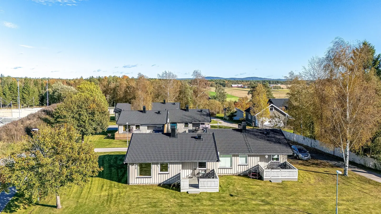 Boligen ligger usjenert til i et etablert boligfelt