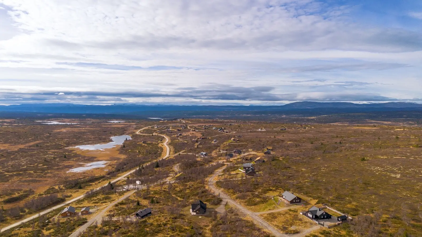 Dronebilde sett i retning leirskolen med tomten like bak