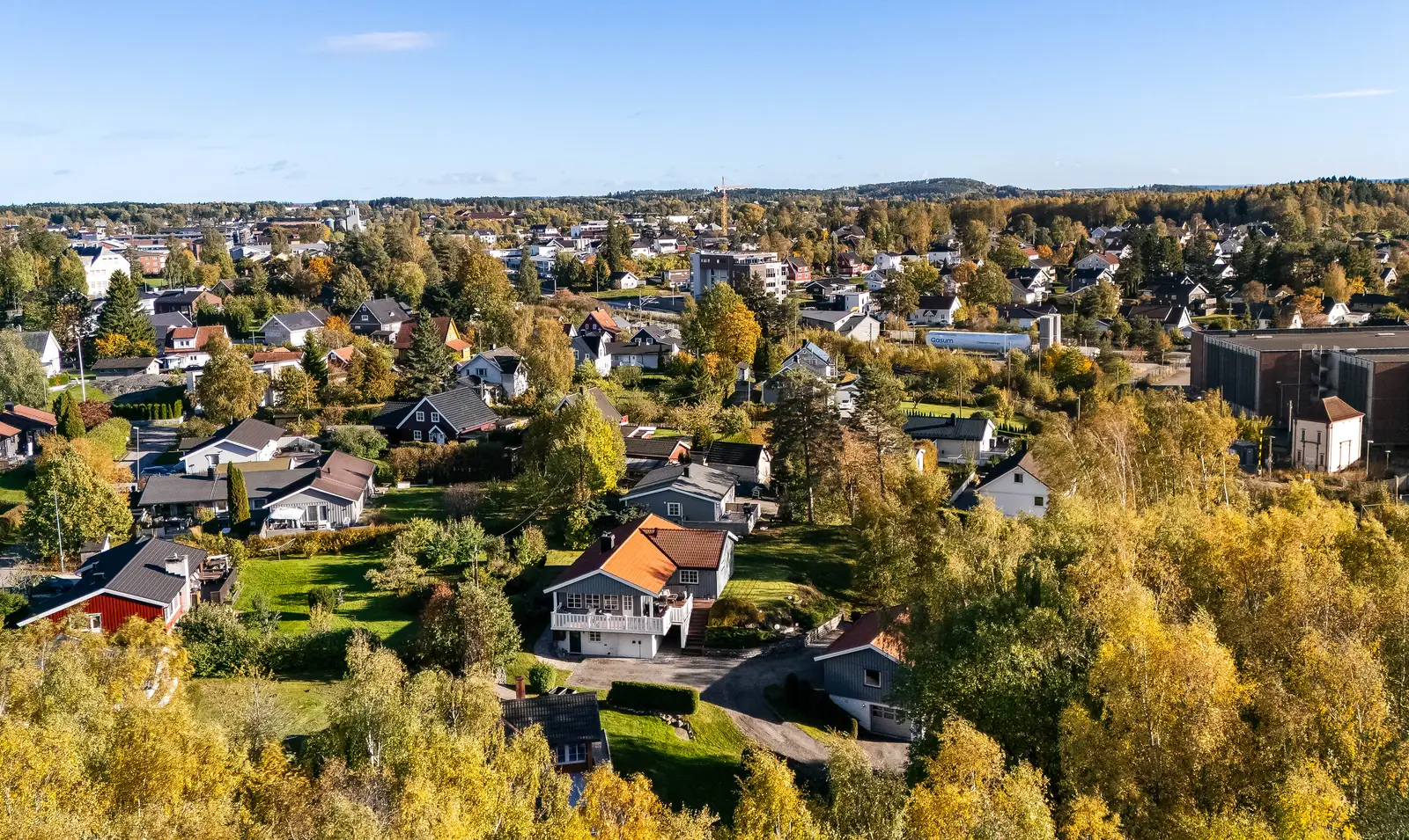 Beliggenhet i gangavstand fra sentrum, skoler og togstasjon. Utsikt og skjermet mot friareal