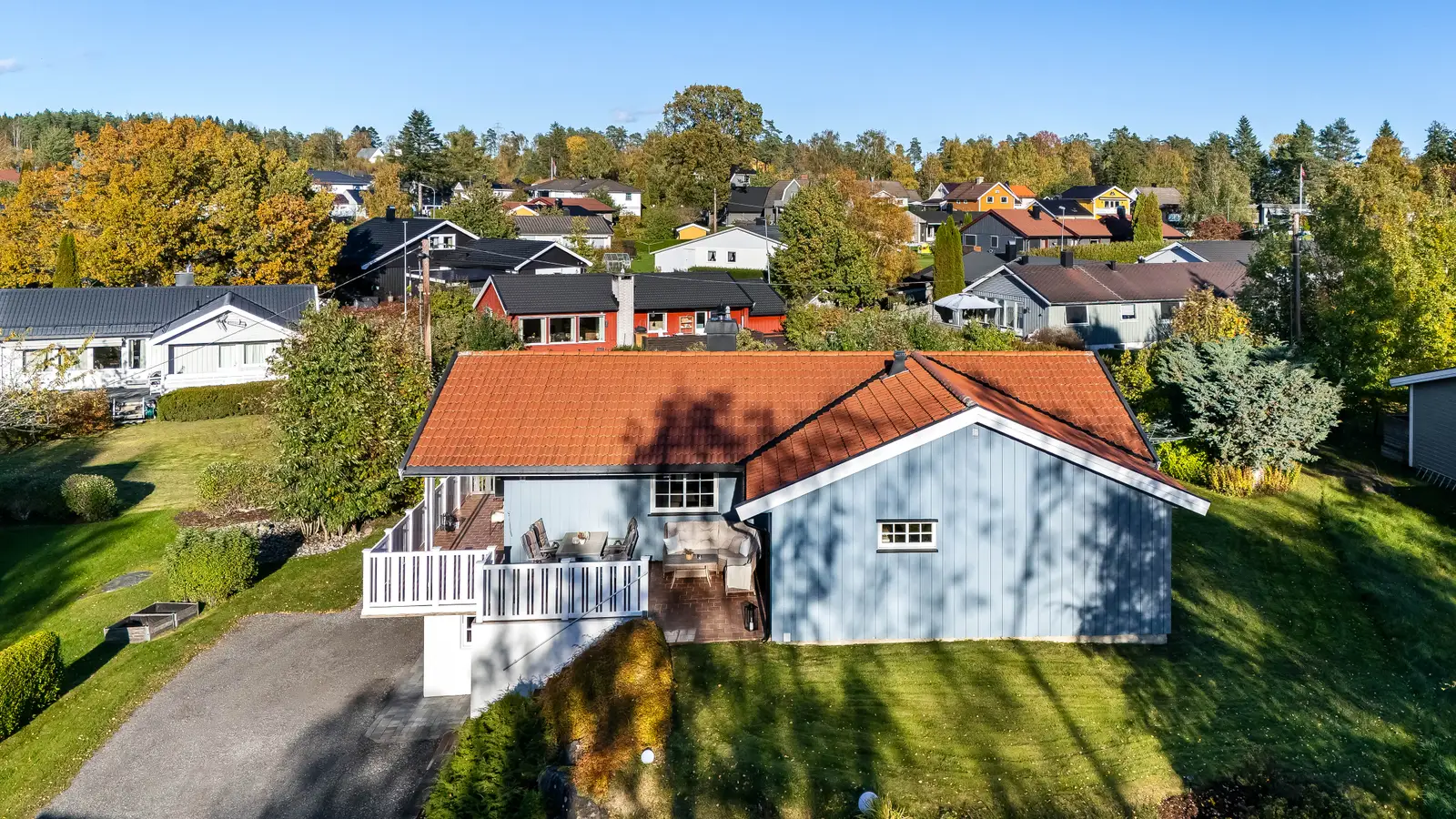 Trapp opp fra gårdsplass til hage og terrasse