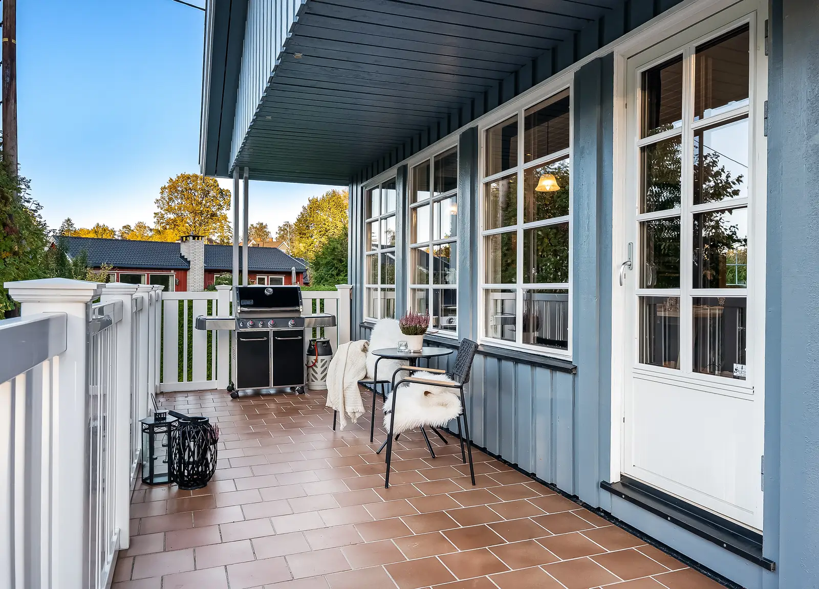 Stor terrasse med flere soner. Vedlikeholdsfritt rekkverk i plast