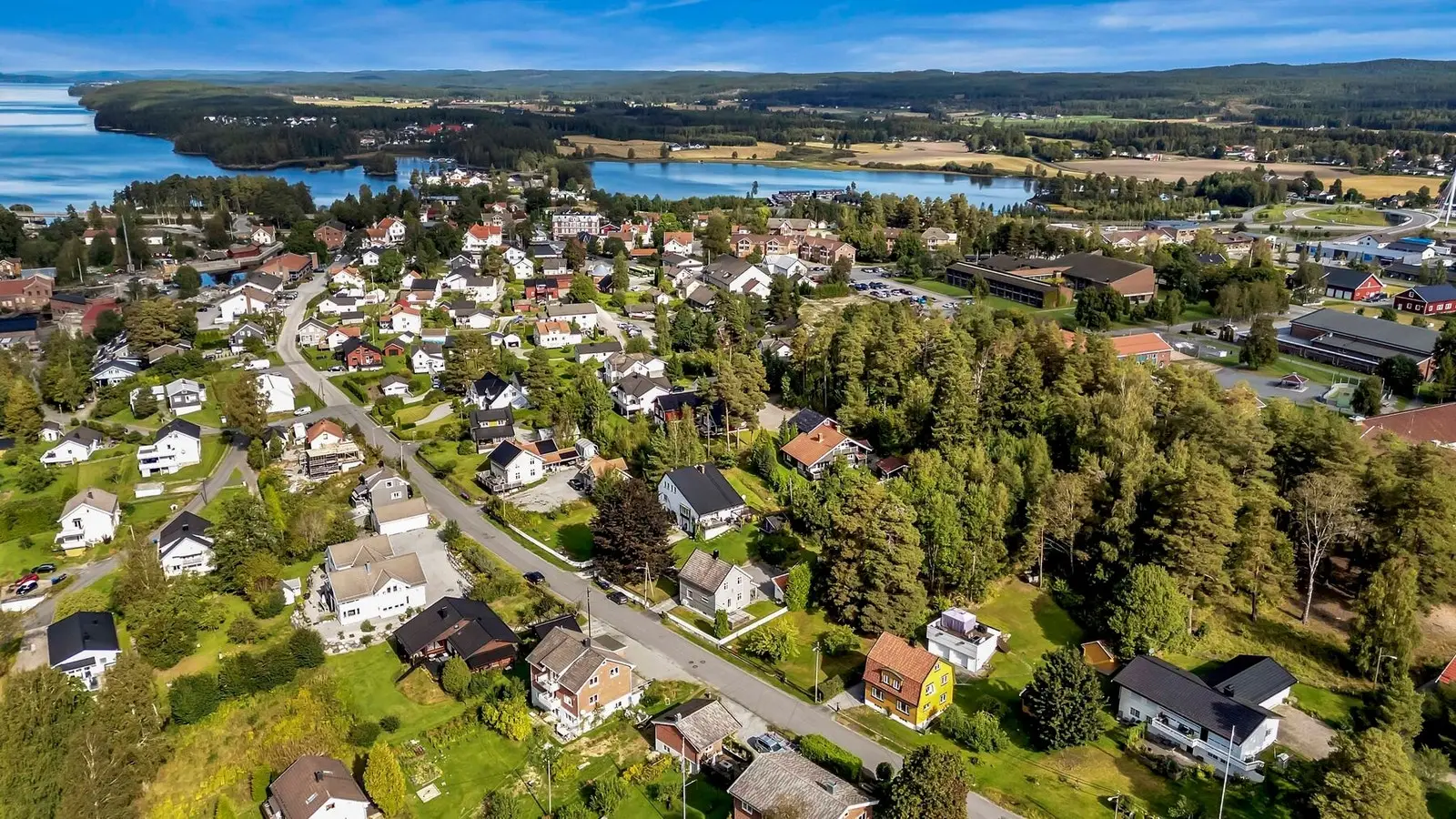 Eiendommen ligger i populære Lilleveien rett ved sentrum av Ørje