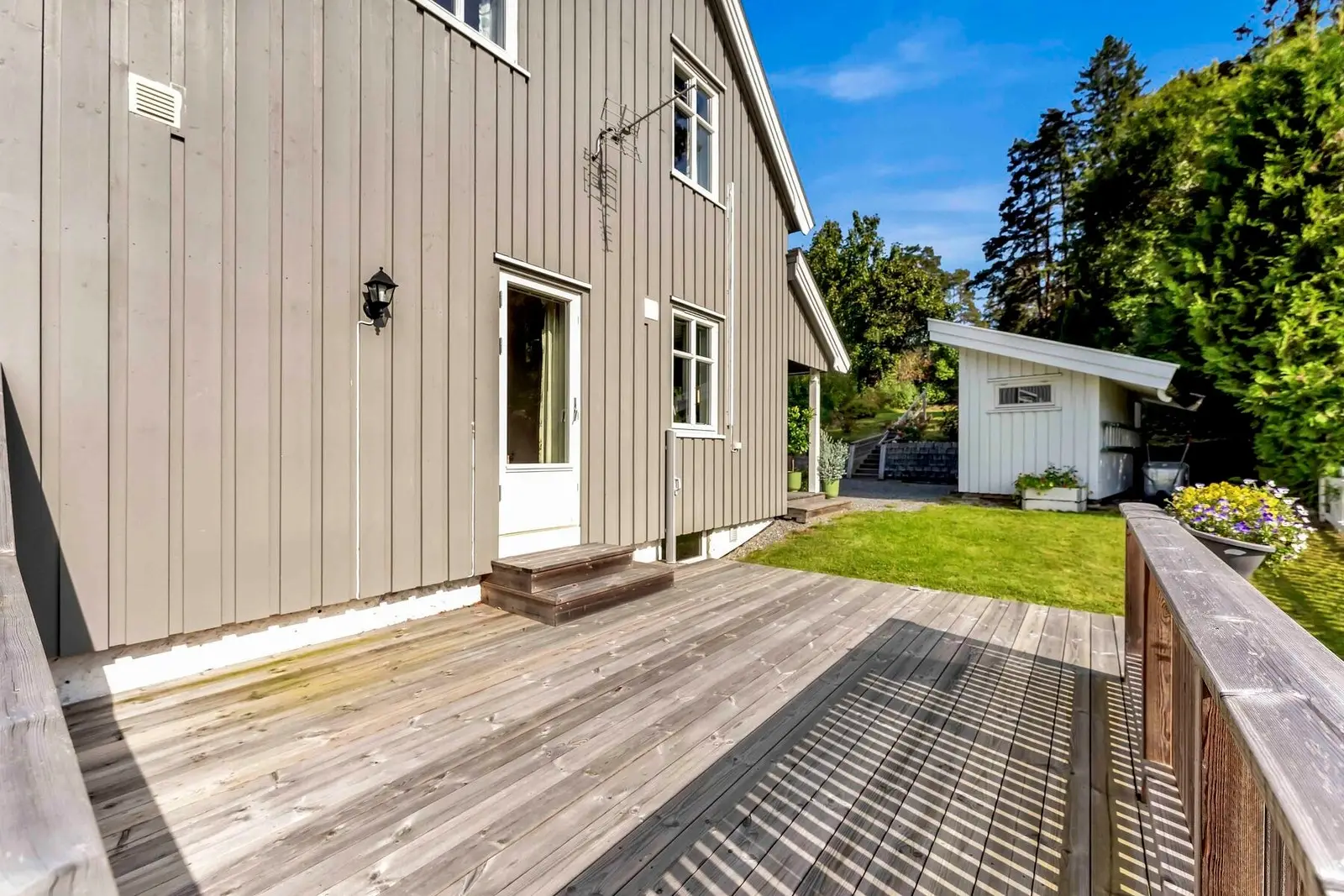 Flott terrasse med tilgang fra stuen og hagen