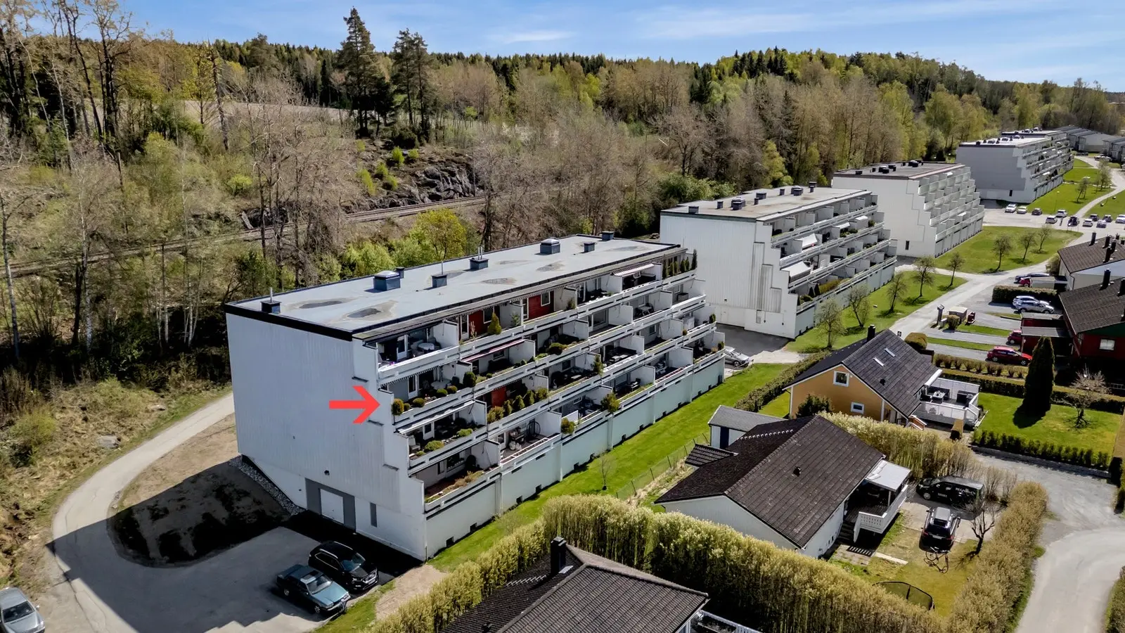 Endeleilighet med fin beliggenhet i innerste terrasseblokk med flott utsikt mot omkringliggende landskap.
