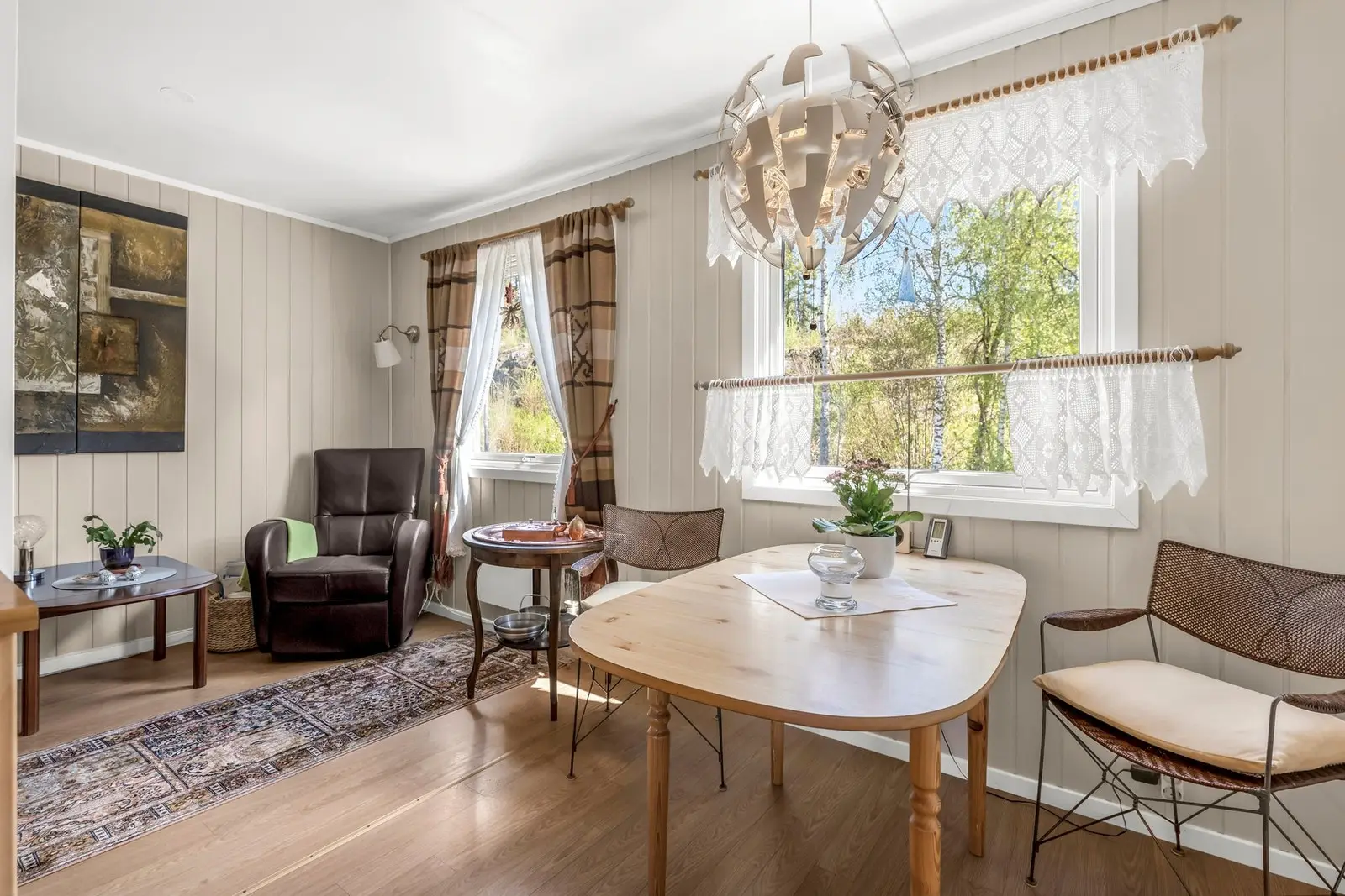 Vegg til tidligere soverom ved kjøkkenet er fjernet slik at det er ekstra god plass til spisebord og andre møbler.